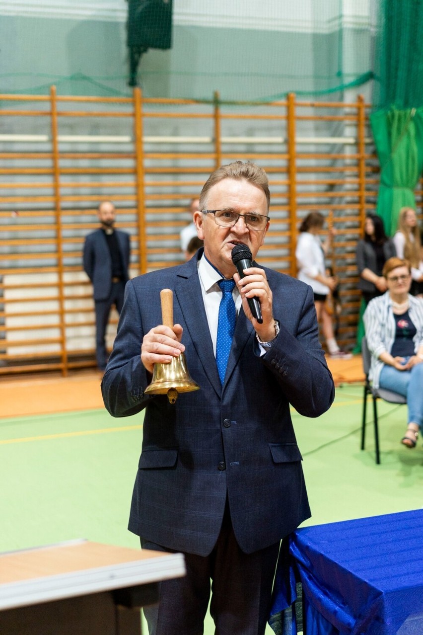 Zakończenie roku szkolnego 2021/22 w I LO im. T. Kościuszki w Wieluniu z akcentami muzycznymi i tanecznymi FOTO