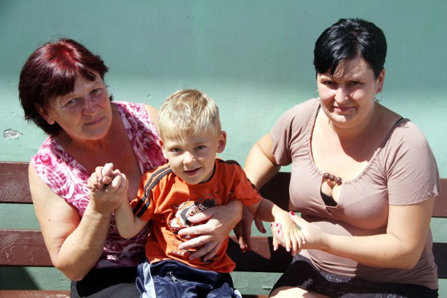 Uśmiechnięty Oskarek Matyszczak wraz ze swoją mamą Kasią i babcią Danielą