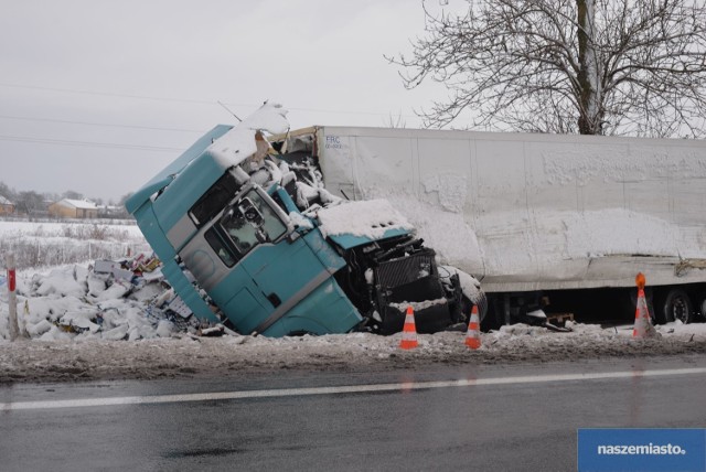 Wczoraj (16.01.2018r.) ok. godz. 23.00 na drodze krajowej nr 91 w miejscowości Turzno doszło do wypadku drogowego z udziałem dwóch samochodów ciężarowych. W wyniku zderzenia czołowego śmierć na miejscu ponieśli kierujący samochodami marki Man 29 i 31-latek. Aleksandrowscy policjanci wyjaśniają okoliczności tego tragicznego wypadku. 

Zobacz także: Śnieg w Toruniu. Jak długo się utrzyma? [ZDJĘCIA]

Śmiertelny wypadek w Turznie na DK nr 91. Na trasie Toruń - Włocławek zginęły dwie osoby [ZDJĘCIA]