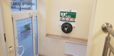Defibrylator AED w Chodzieży: Fundacja Ukryte Marzenia zamontowała przy rynku sprzęt do ratowania życia