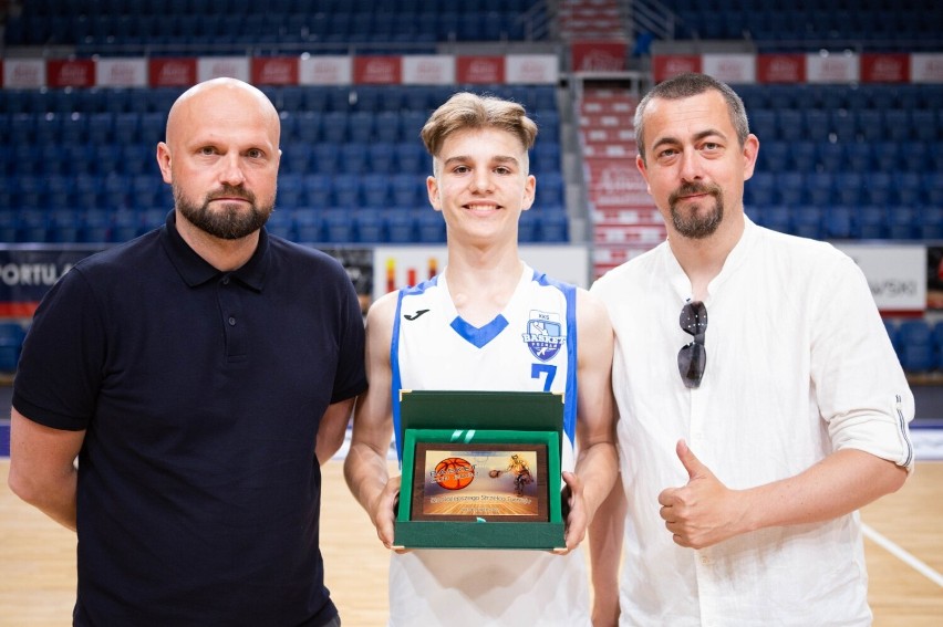MVP – Bartosz Janowicz (Enea Basket Junior Poznań), obok...