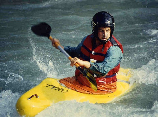 Źródło: http://commons.wikimedia.org/wiki/File:Whitewater_kayaking_Isere.jpg