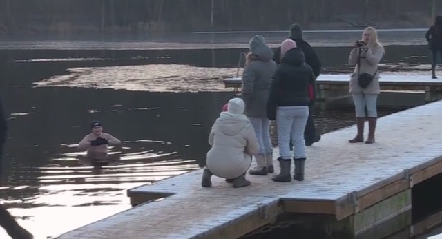 W niedzielny poranek prawie czterdziestu Morsów wykąpało się w ...