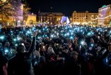 Poznań oddał hołd Pawłowi Adamowiczowi: Milczący tłum i tysiące świateł na placu Wolności [ZDJĘCIA]