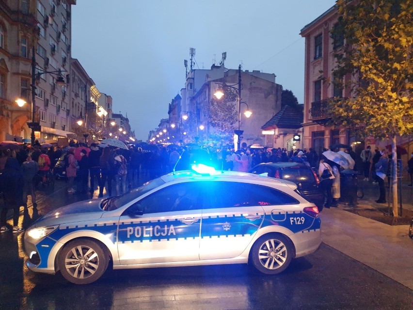 Protest na ul. Piotrkowskiej w Łodzi! NA ŻYWO, ZDJĘCIA, WIDEO. Tłum krzyczy: "Precz z kaczorem!", "macie krew na rękach"