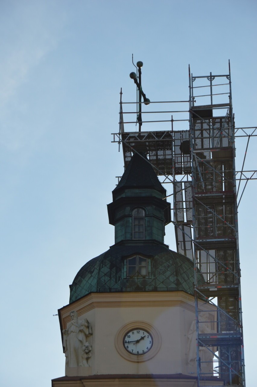 Po stu latach krzyż z wieży bazyliki w Zduńskiej Woli...