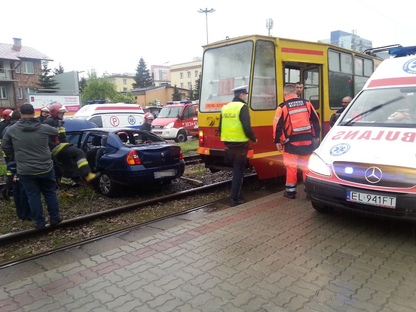 Wypadek na al. Politechniki w Łodzi. Zderzenie renault z tramwajem [ZDJĘCIA]