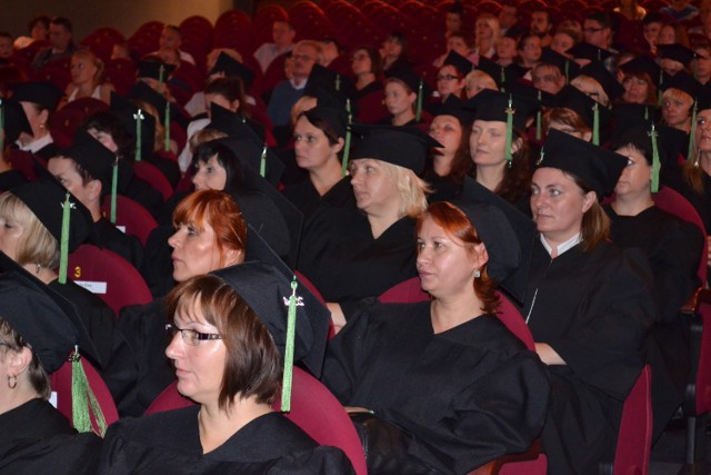 Na zdjęciu tegoroczni absolwenci Powiślańskiej Szkoły Wyższej. Zdjęcia z uroczystego rozdania dyplomów znajdziesz TUTAJ