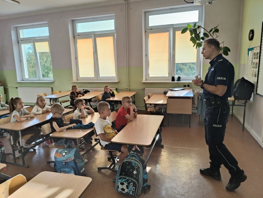 Policjanci z Łasku uczą dzieci bezpiecznego zachowania na...