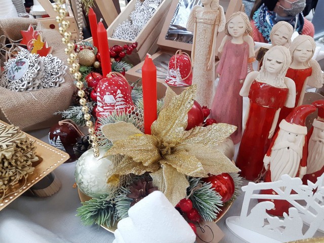Takie ozdoby świąteczne i inne przedmioty oferowane były podczas Świątecznego Kiermaszu Ekonomii Społecznej w ub.r.