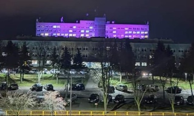 Z okazji święta szpital w Sieradzu został ponownie oświetlony na fioletowo