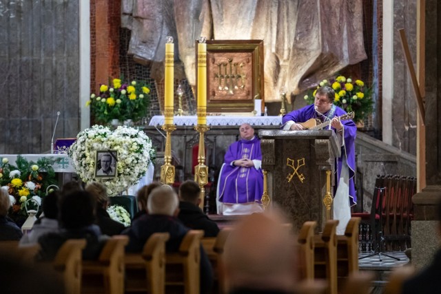 Dziś rodzina, przyjaciele i znajomi zebrali się w Bazylice pw. św. Wincentego a Paulo na mszy w intencji zmarłego