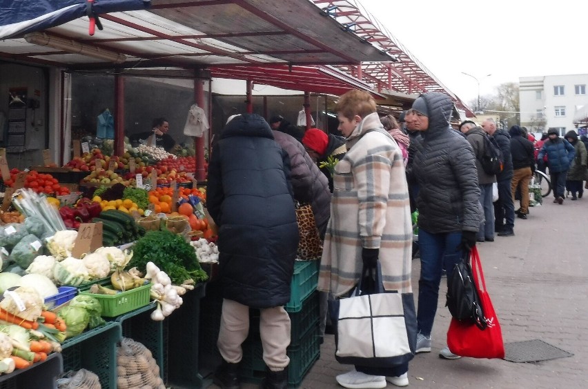 Ceny warzyw i owoców na targowisku Korej w Radomiu w czwartek 6 kwietnia, tuż przed Wielkanocą