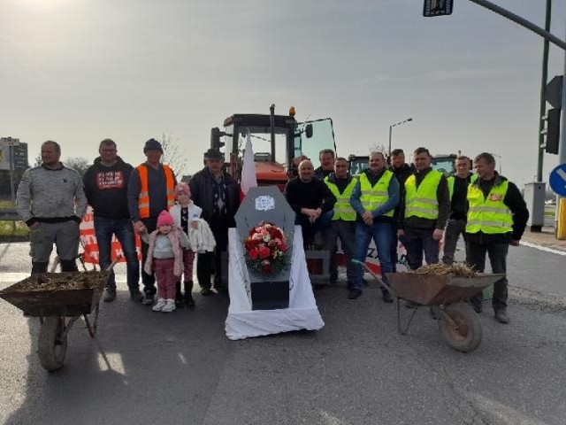 Rolnicy blokują drogi krajowe w powiecie. Przywieźli trumnę