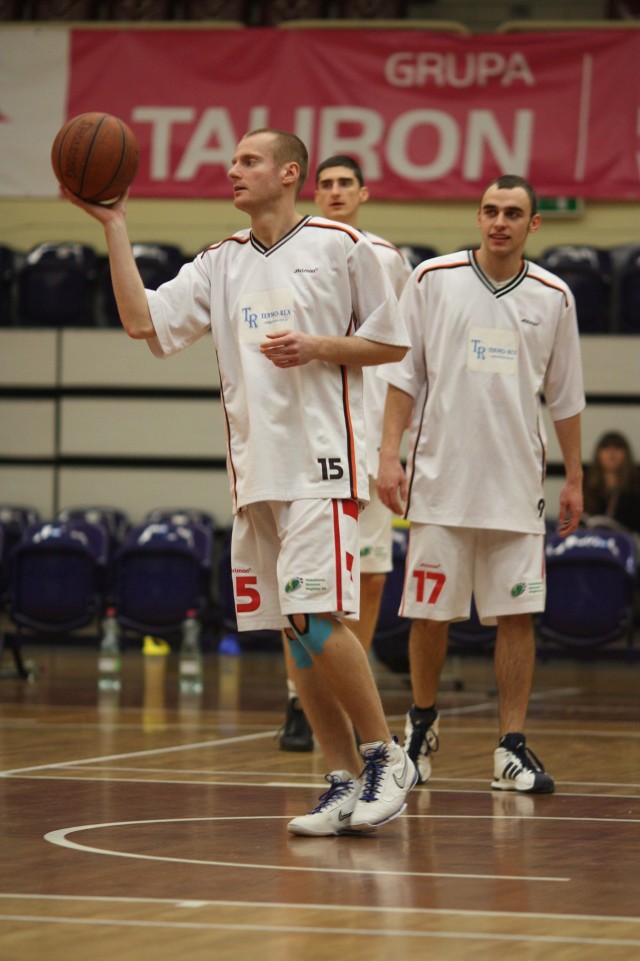 Grzegorz Remin (z piłką) rzucił w Kielcach 30 punktów.