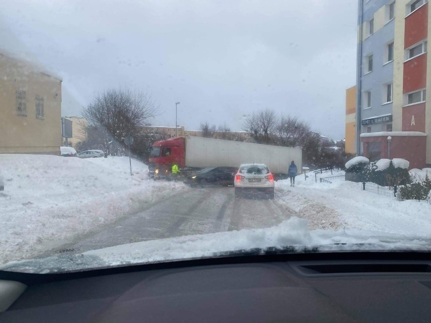 Gdynia: Kolejny, trudny dzień dla kierowców. 11.02.2021. Mieszkańcy: Gdzie są pługi?