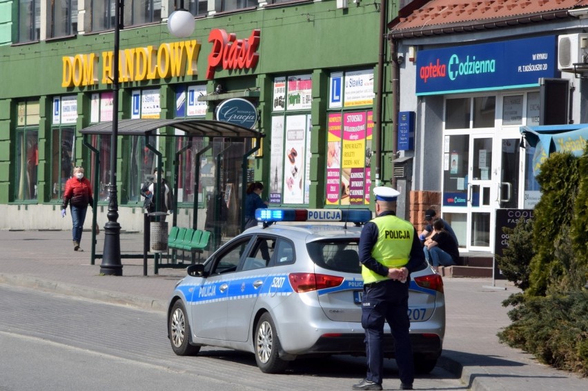 Policja na Placu Kościuszki w Jędrzejowie.