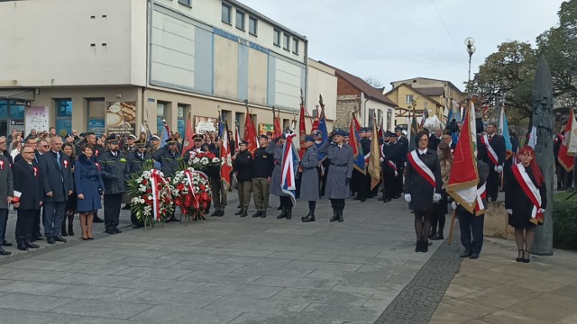 Przy dźwiękach marszowego rytmu, jaworznianie przeszli pod Pomnik Niepodległości, gdzie złożono kwiaty i zapalono znicz pamięci.