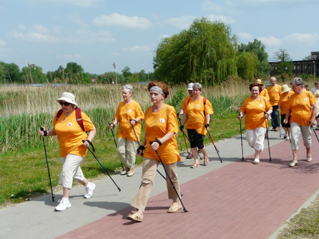 Seniorzy z rawskiego UTW podczas marszu nordic walking w ubiegłym roku