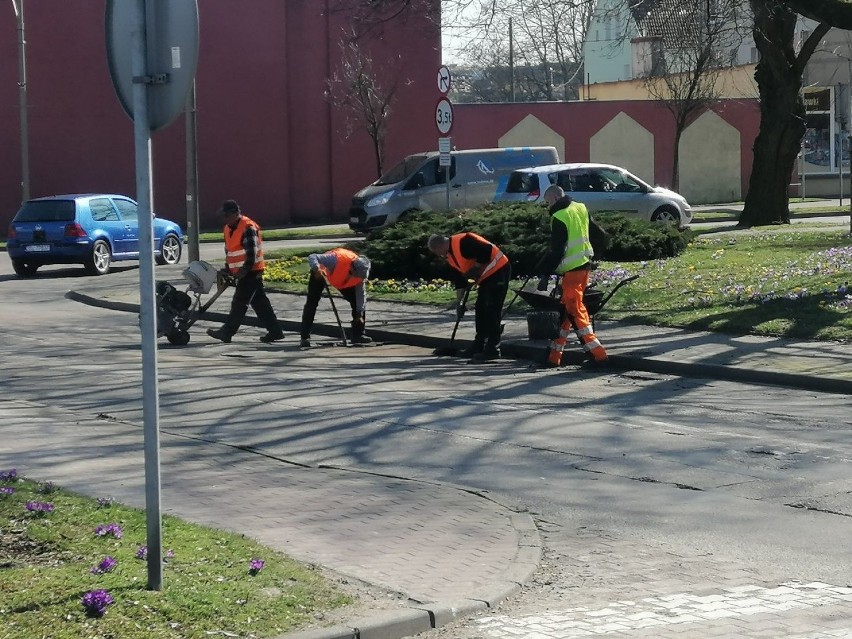 Zamieszanie na ul. Puszkina w Goleniowie. Łatali dziury