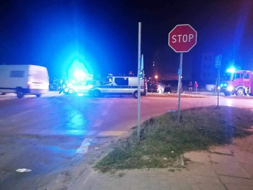 Zderzenie renaulta z taksówką na skrzyżowaniu w Ostrowcu. Kierującej renaultem pobrano krew do badań