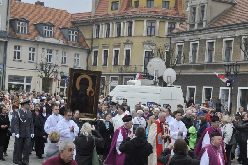 Gniezno: procesja z obrazem Matki Boskiej Częstochowskiej z Fary do Katedry