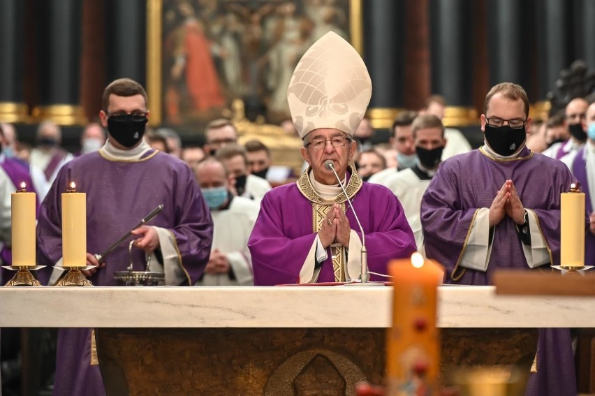 Abp Sławoj Leszek Głódź został ukarany przez papieża za...