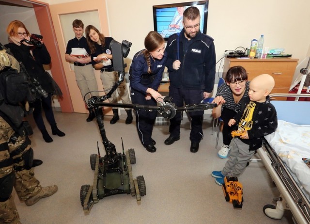 Policjanci z mikołajkową wizytą u dzieci w szpitalu. Niebieski Mikołaj odwiedził dzieci z oddziału świętego Mikołaja przy Unii Lubelskiej.