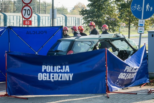 Do wypadku doszło na skrzyżowaniu ulic Kamiennej i Fabrycznej. Zderzyły się dwa samochody osobowe. 
-&nbsp;Ze wstępnych ustaleń funkcjonariuszy wynika, że kierujący pojazdem marki kia, jadąc ulicą Kamienną w kierunku Fordonu, zderzył się z pojazdem marki peugeot, który jadąc ulicą Kamienną skręcał w lewo w Fabryczną - informuje podkom. Przemysław Słomski z zespołu prasowego KWP w Bydgoszczy. - 
W wyniku uderzenia śmierć na miejscu poniosła pasażerka peugeota.

Kierowca został przewieziony do szpitala. Mężczyzna podróżujący kią był trzeźwy. - Teraz funkcjonariusze pod nadzorem prokuratora ustalają, który z kierujących przyczynił się do tego tragicznego w skutkach zdarzenia drogowego - dodaje Słomski. 




