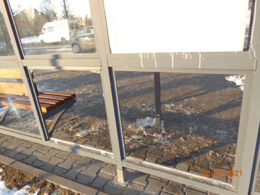 Wandale niszczą przystanki autobusowe w Piotrkowie