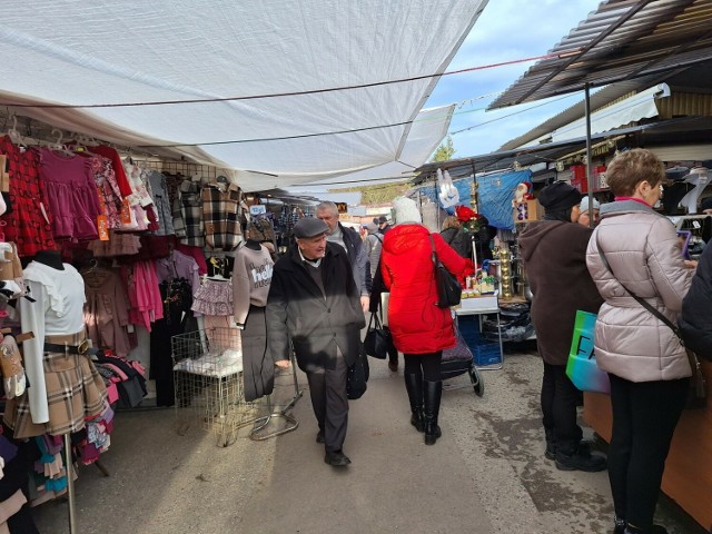 Ludzie na bazarach w Kielcach we wtorek. Zobacz więcej na kolejnych slajdach >>>