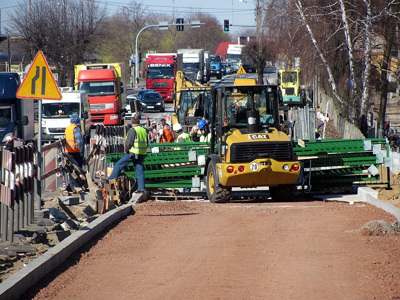 Kalisz: Drogowcy kończą budowę kładki na Łódzkiej. Od 16 kwitnia ruch wahadłowy i korki. ZDJĘCIA