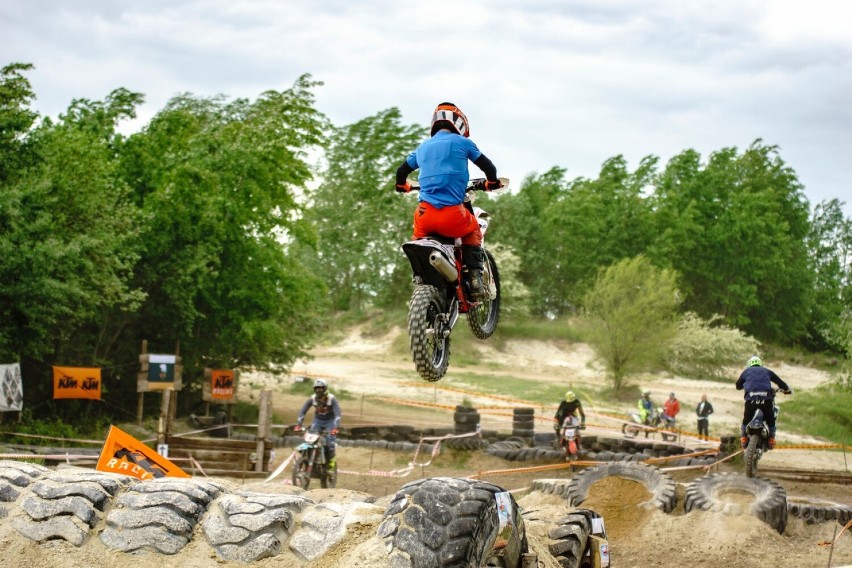  To były niesamowite popisy motocyklistów. Rywalizowali podczas ogólnopolskich zawodów Super Enduro Polska I Runda Chełm. Zobacz zdjęcia