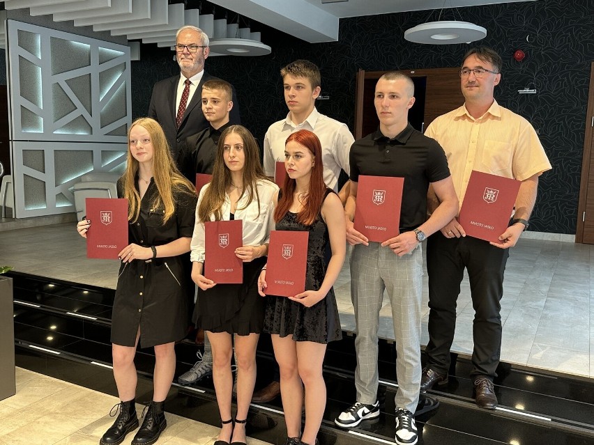 Burmistrz Jasła nagrodził lokalnych sportowców za sukcesy w 2022 r. [WIDEO, ZDJĘCIA]