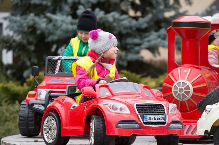 Dzieci opanowały żarski rynek. Nie zabrakło zabaw, atrakcji i cukrowej waty [ZDJĘCIA]