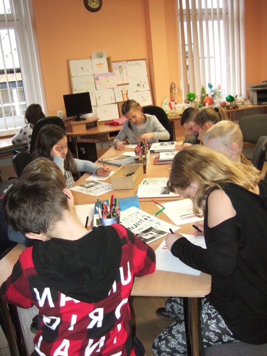 Biblioteka Pedagogiczna w Chodzieży zorganizowała "Ferie z książką". Dzieci bawią się świetnie!