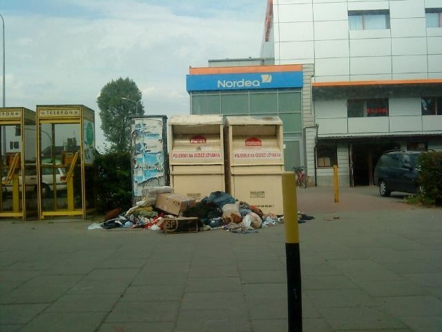 Pojemniki na odzież używaną przy Hermesie w Leśnicy