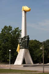 Pomnik Walki i Pracy w Tychach, czyli Żyrafa. W nowej odsłonie