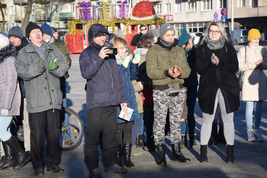 Protest przeciwko segregacji sanitarnej i dyskryminacji w Częstochowie. Manifestujący sprzeciwiają się ustawie nr 1846 i szczepieniom