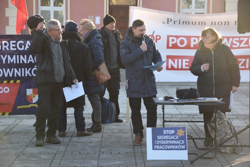 Protest przeciwko segregacji sanitarnej i dyskryminacji w Częstochowie. Manifestujący sprzeciwiają się ustawie nr 1846 i szczepieniom
