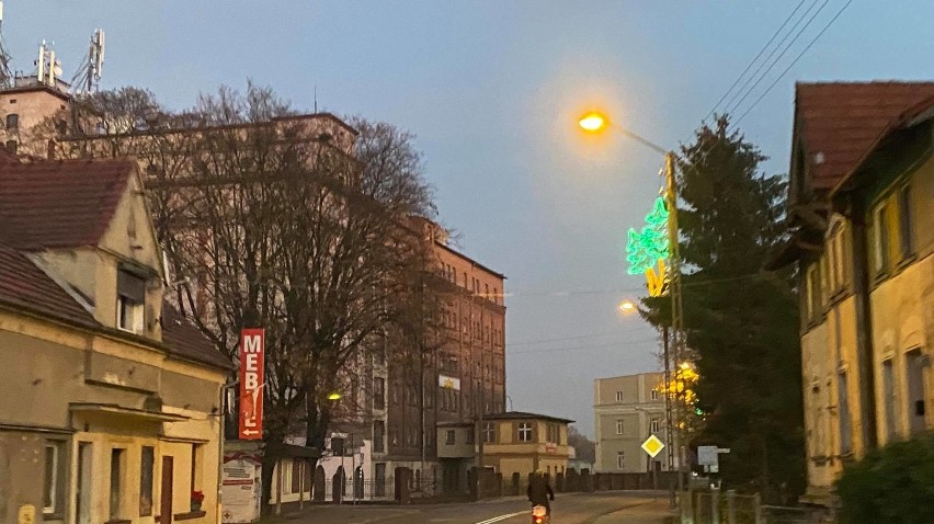 Góra. Na ulicach miasta pojawiły się pierwsze świąteczne ozdoby. Gmina tradycyjnie wypożyczyła je do spółki ENEA [ZDJĘCIA]