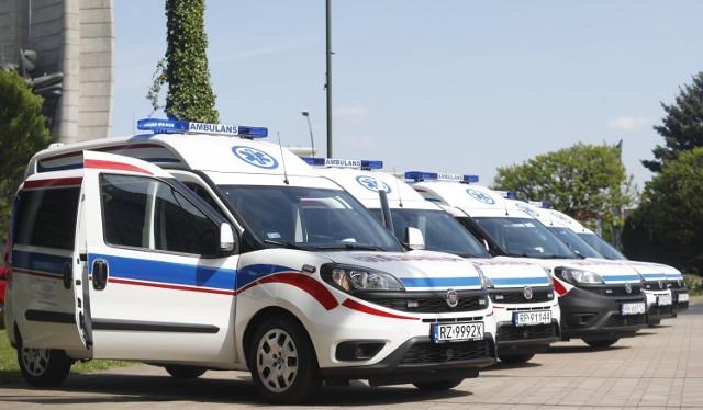 W zderzeniu w Jastrzębiu brał udział ambulans marki fiat.