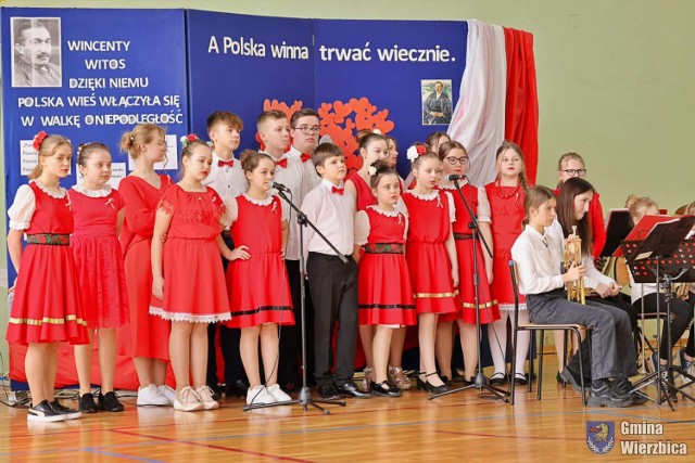 Zespół Wierzbiczanie zaśpiewał patriotyczne piosenki.