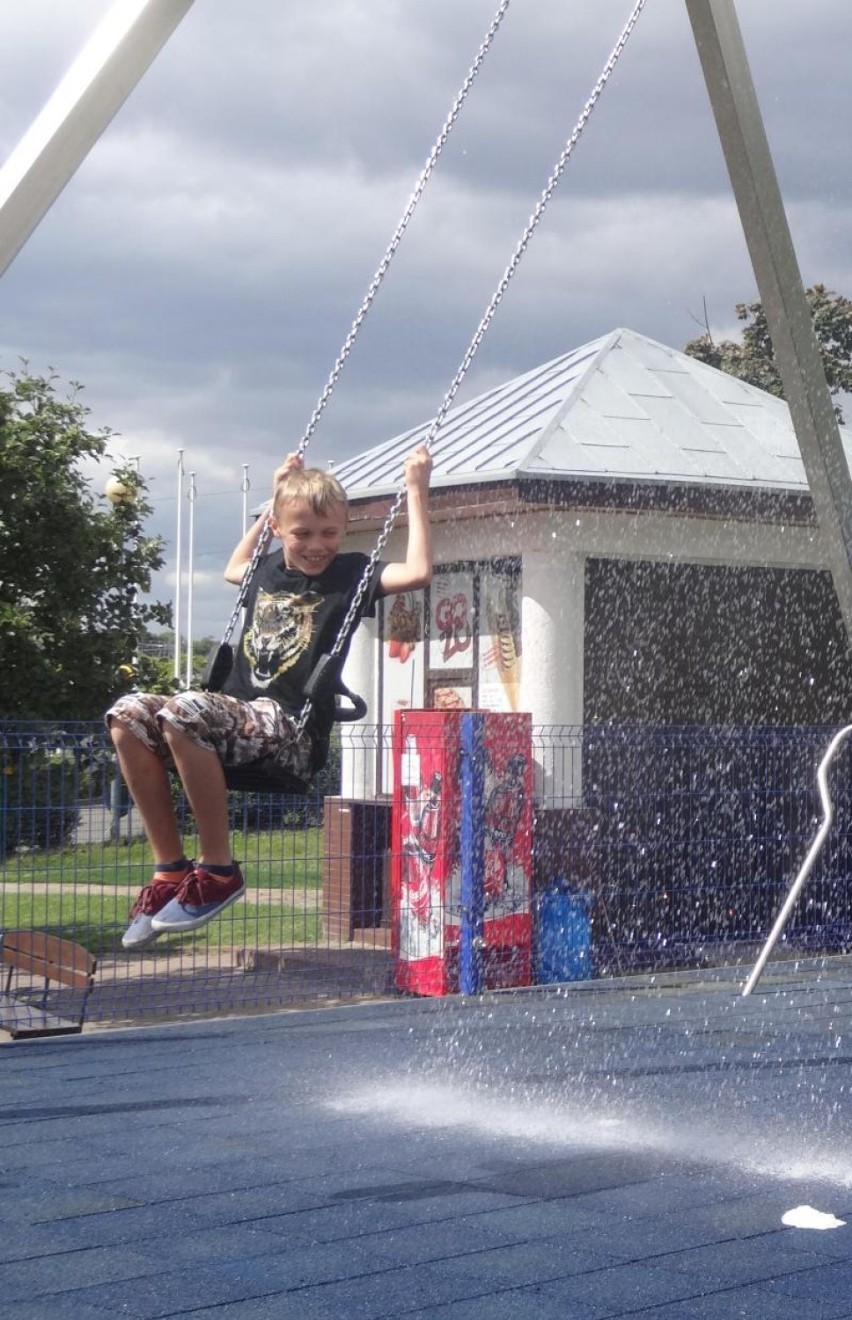 Huśtawka wodna w Bula Park nad Jeziorem Maltańskim w...