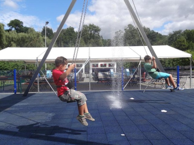 Huśtawka wodna w Bula Park nad Jeziorem Maltańskim w Poznaniu