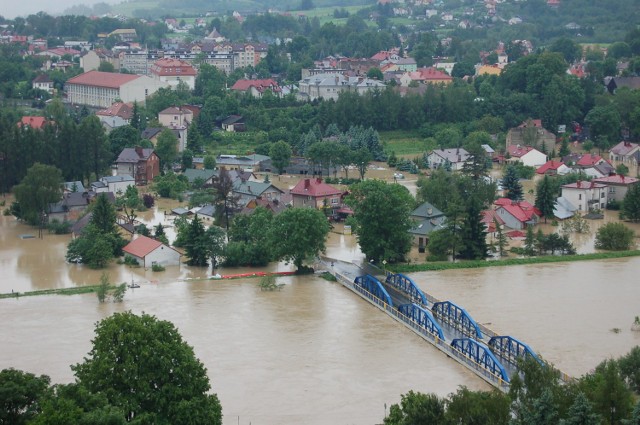 Za sprawą elektronicznego systemu ostrzegania przeciwpowodziowego mieszkańcy miejscowości położonych przy Białej mają być wcześniej ostrzegani o prognozowanych opadach i zagrożeniu ze strony rzeki. Na zdjęciu powódź z 2010 w Tuchowie
