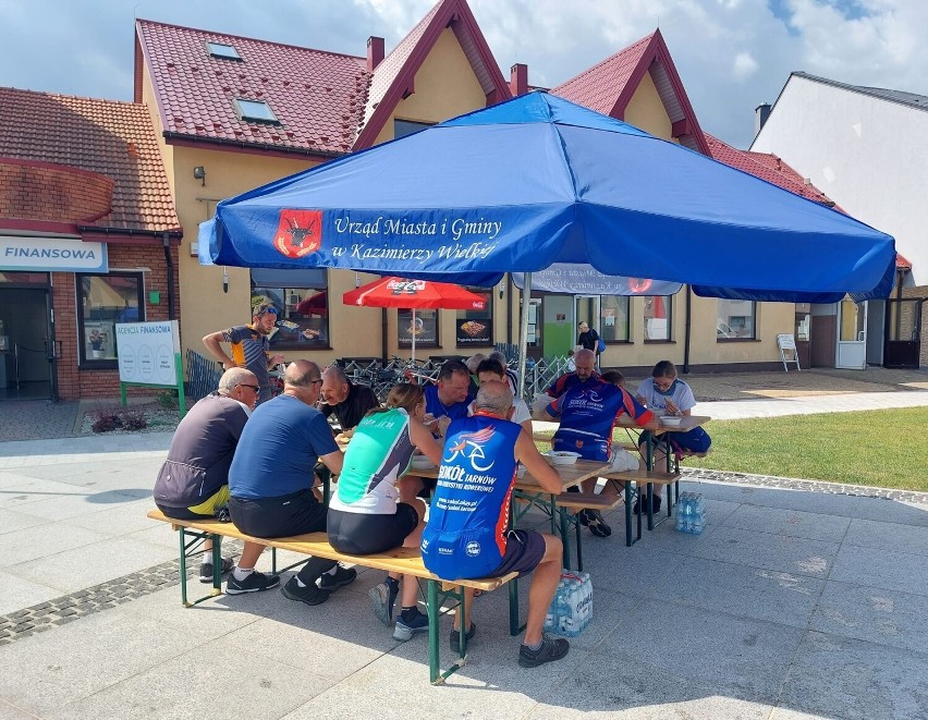 Rowerowa pielgrzymka z Tarnowa kolejny raz w Kazimierzy Wielkiej. Zjedli posiłek, odpoczęli i ruszyli do Częstochowy. Zobaczcie zdjęcia