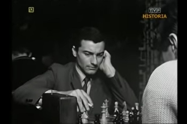 Ktoś rozpoznaje tego miłośnika szachów z filmu?