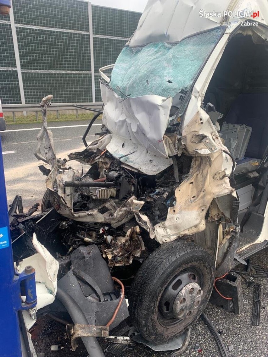 Wypadek na A4 w Zabrzu. Nie żyje kierowca samochodu dostawczego, który wjechał w ciężarówkę