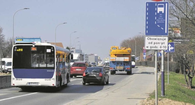 Zdaniem urzędników nowe oznaczenie buspasa na ulicy Kamieńskiego jest prostsze i czytelniejsze